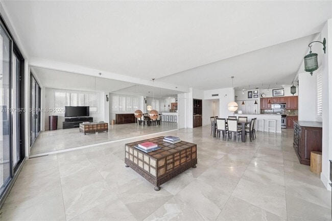 Building Photo - 540 Brickell Key Dr