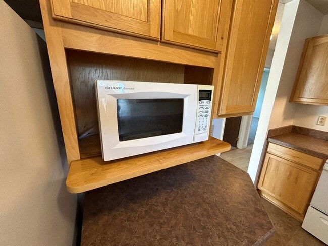 Building Photo - 5 Bed 2 Bath Home with 2 Car Attached Garage in Quiet Nice Neighborhood.