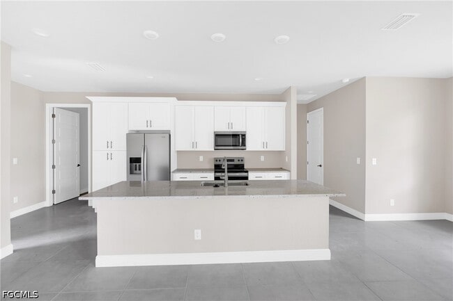 Building Photo - 208 Clover Ave