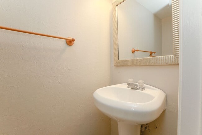 Building Photo - Updated 3BR Townhouse in Prime VA Beach Lo...