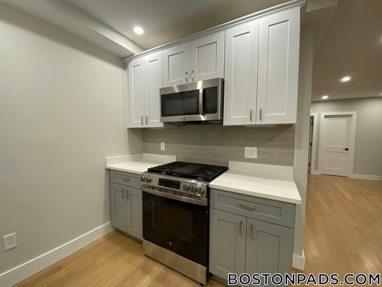 Building Photo - 230 Tremont St