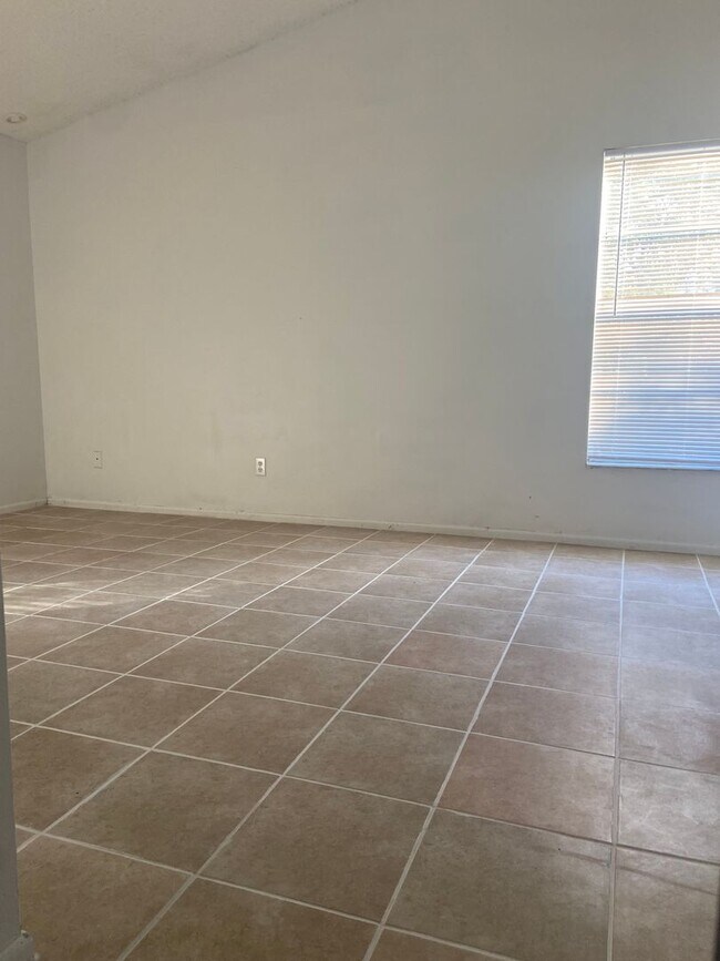 Building Photo - MOVE IN SPECIAL!! HALF A MONTH'S RENT!!lov...