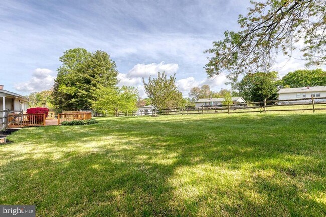 Building Photo - Beautiful 3bd 3bth single family ranch sty...