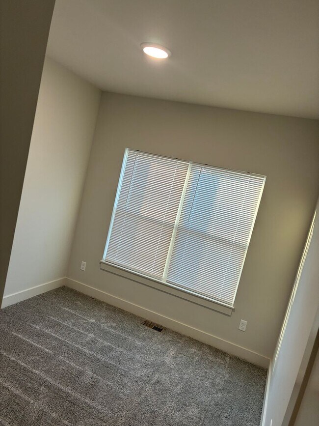 Building Photo - **LESS THAN 10 miles to Fort Knox**