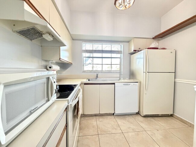 Building Photo - 651 Cypress Lake Blvd