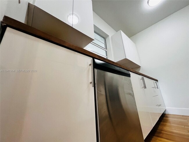 Building Photo - 960 Bay Dr