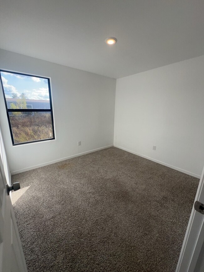 Building Photo - 695 Rd 5707