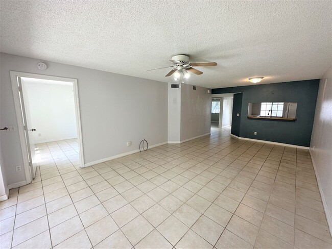 Building Photo - ** VILLAGES AT EMERALD LAKES ** 2 BED / 2 ...