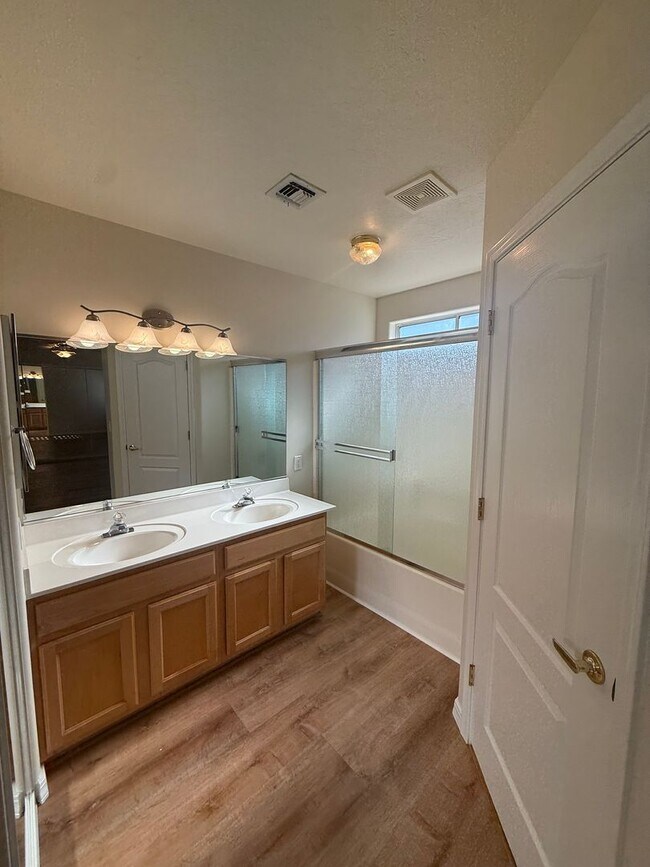 Building Photo - 3 Bedroom 2 Bathroom Home