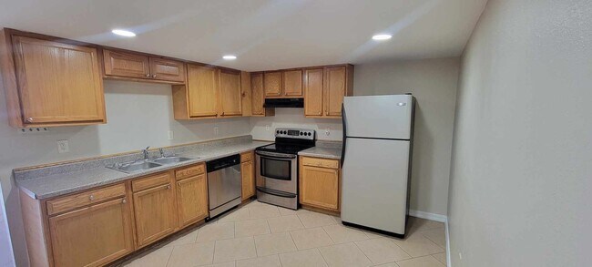 Building Photo - 3 Bedroom Town-home