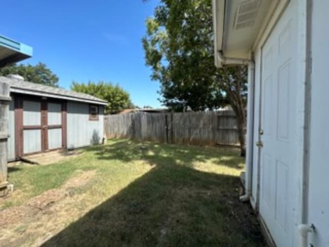 Building Photo - 5812 Falcon Crest Dr 76017