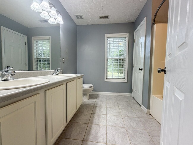Building Photo - 162 Cavalier Dr