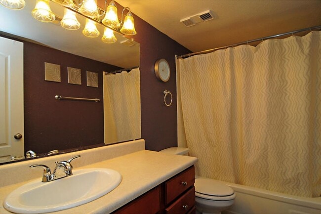 Building Photo - Charming 2 bed 2 bath gated Condo near Bel...