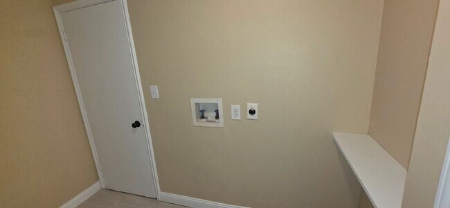 Building Photo - Spacious 4 Bedroom Home close to Missouri State University! $1495!