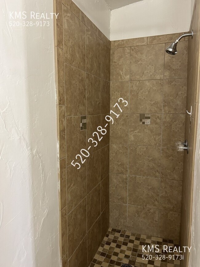Building Photo - 2943 N Alvernon Way