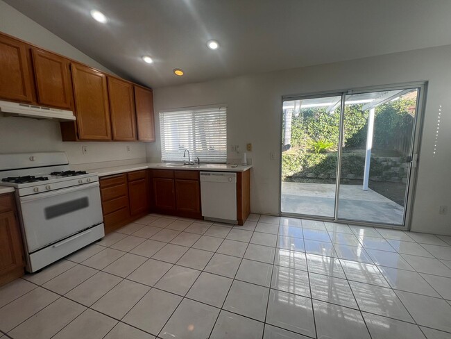 Building Photo - Beautiful upgraded 3 bedroom in Mission Grove!