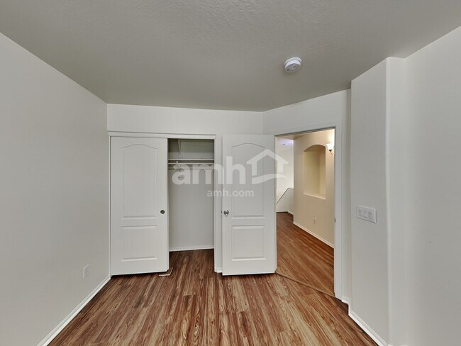 Building Photo - 466 E Penny Ln