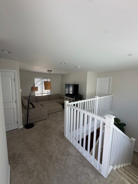 3rd floor common space - 532 N Francisca Ave