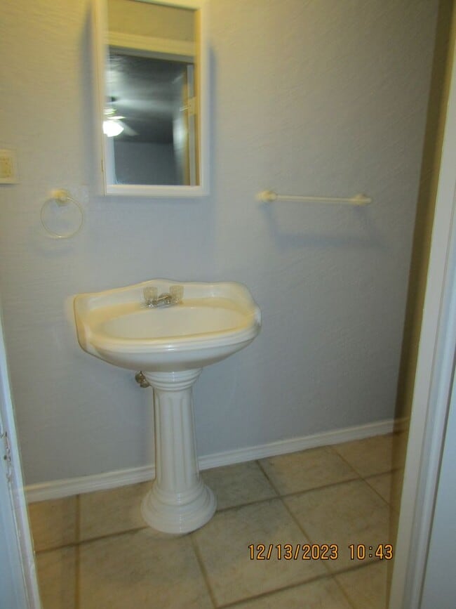 Building Photo - Close to shopping, Comanche hospital and Cameron University