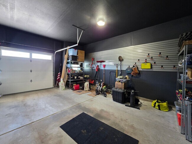 Building Photo - Beautiful Newer Build 3 Bedroom Home in Be...