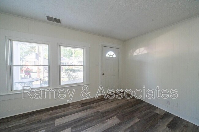 Building Photo - 837 E Burnett Ave