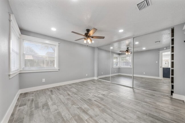 Building Photo - 9327 Golden Sunshine Dr