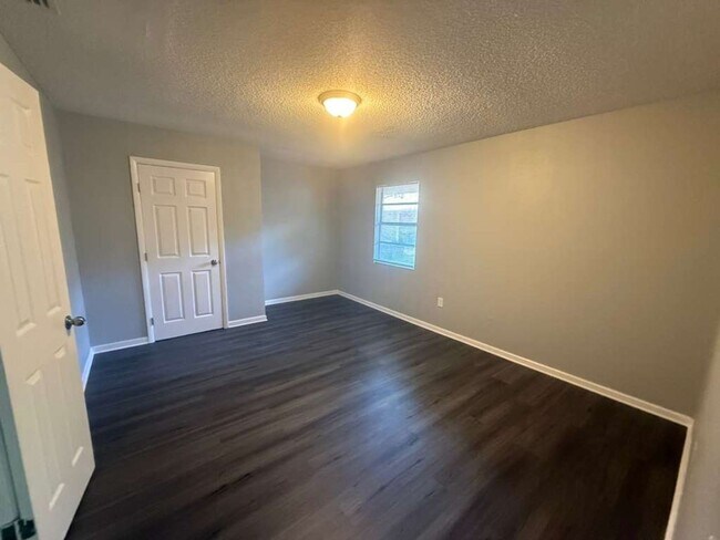 Building Photo - Cute & Cozy 2/1.5 Move In Ready Apply for FREE This Holiday Season!