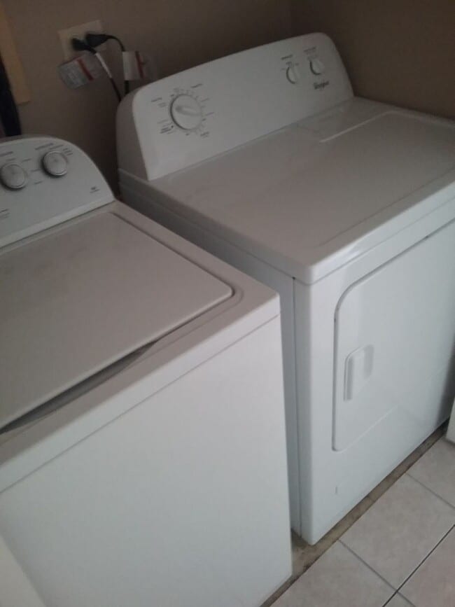 Building Photo - Large 3 Bedroom End Unit Located in the Ke...