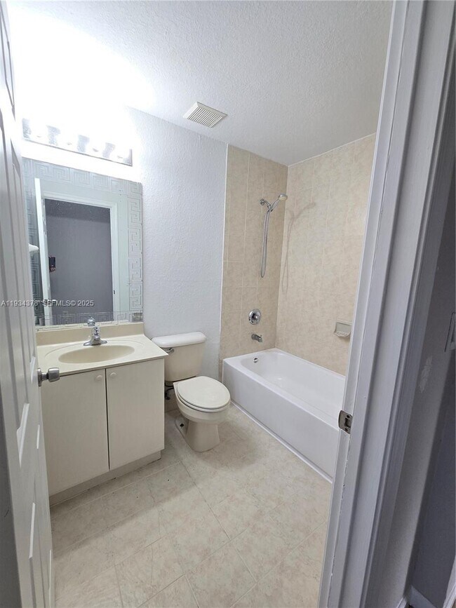 Building Photo - 1410 SE 24th Ct