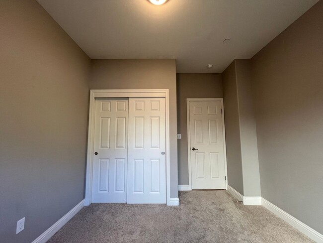 Building Photo - Beautiful New Build home in Vineyard Creek