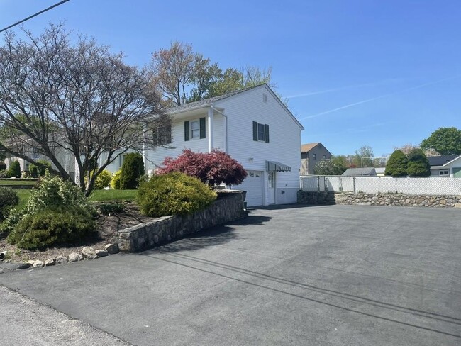 Building Photo - 5 Pine Crest Dr