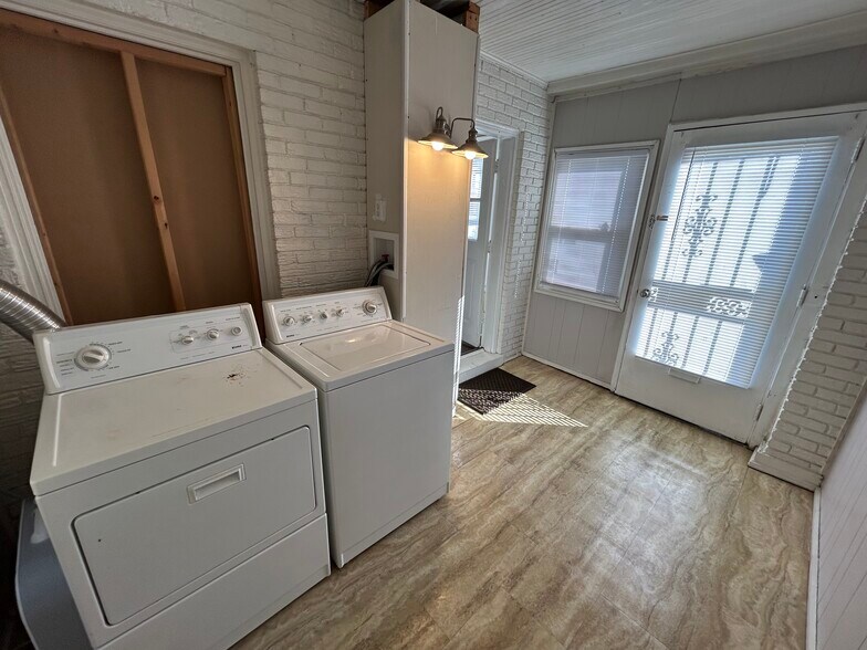 Building Photo - 1802 Lawn Ave