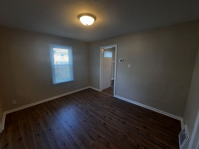 Building Photo - 3 bedroom home with covered patio and garage!