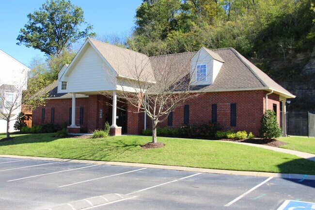 Building Photo - 7277 Charlotte Pike