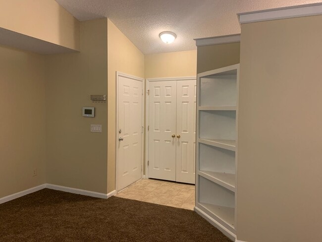 Building Photo - 2 BR Lawndale condo--water included!