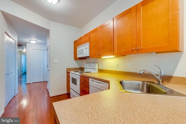 Building Photo - 910 S Charles St