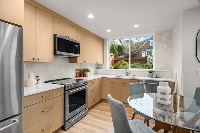 Building Photo - 2bd/1.75ba Seattle Home