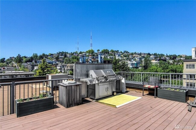 Building Photo - 900 Aurora Ave N