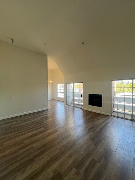 living room - 522 N Jackson St