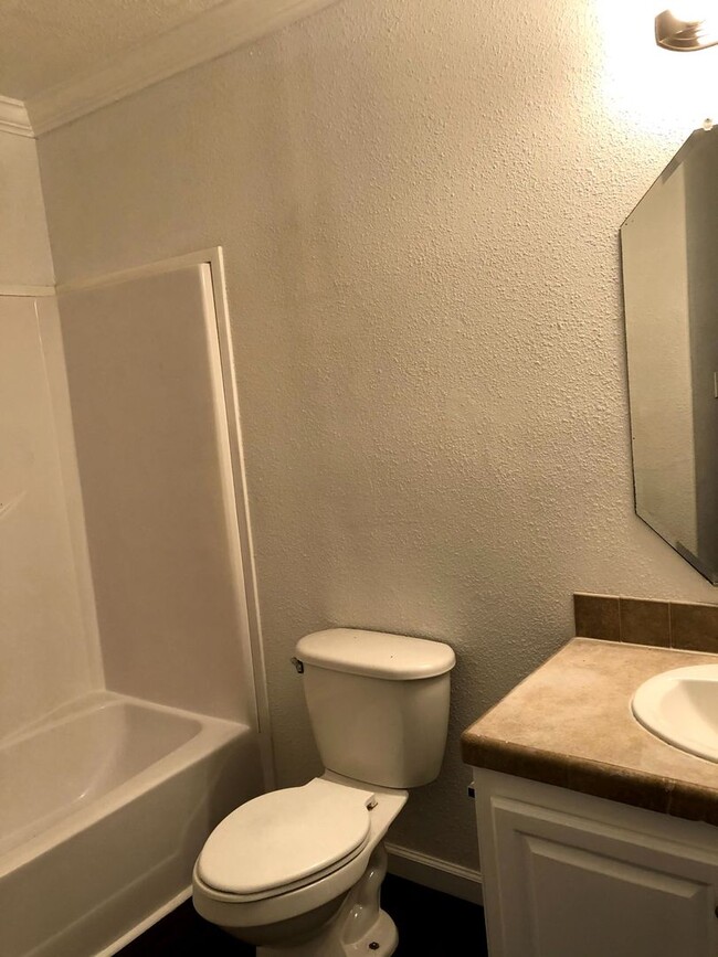Building Photo - Room For Rent