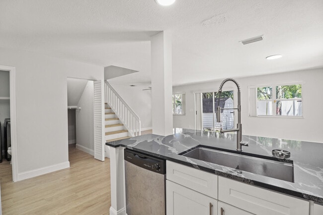 Building Photo - 4722 Lakeside Cir