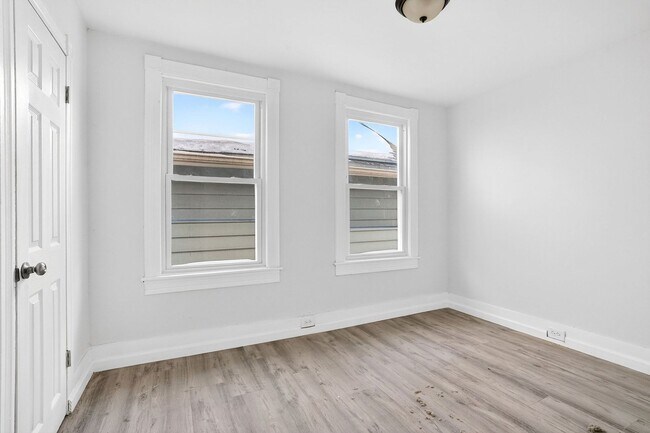 Building Photo - 398-400 N. Maple Ave