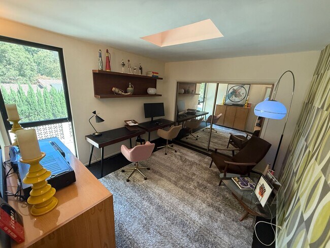 Building Photo - Mid-Century Modern 3-Bedroom Home with Pri...