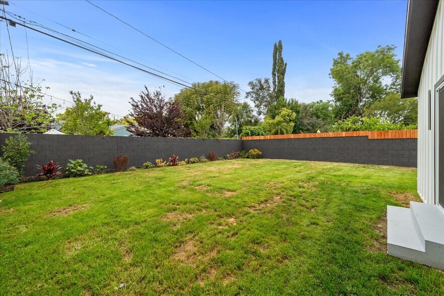 Building Photo - 5815 Saloma Ave