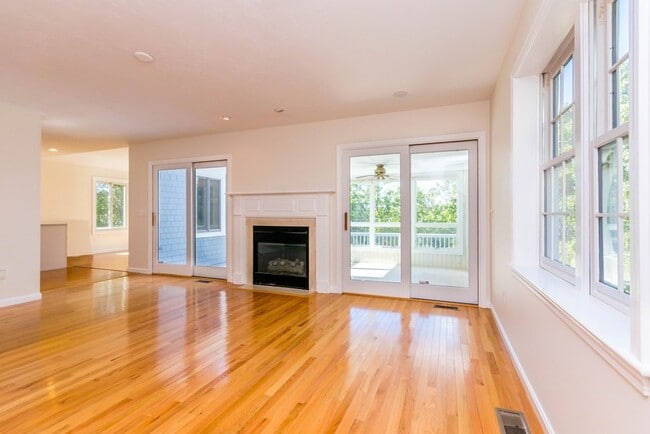 Building Photo - 24 Longshank Cir