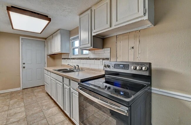 Building Photo - 2999 Clover Dr