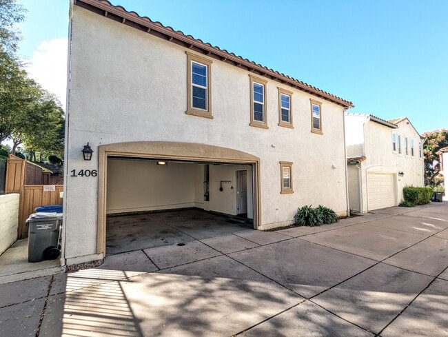 Building Photo - 1406 Mosaic Glen