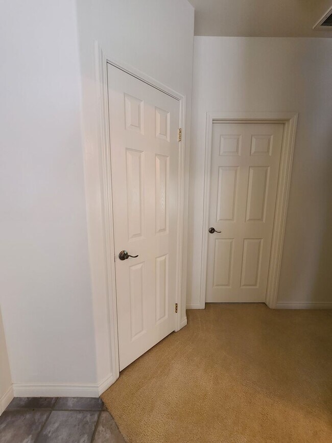 Building Photo - 4/2 bathroom located close to schools, sho...