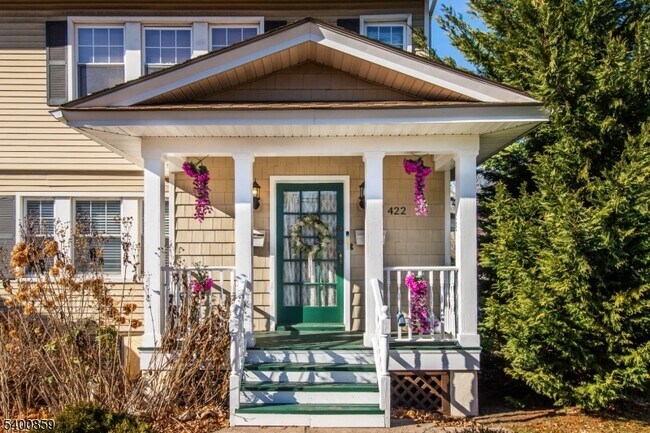 Building Photo - 422 Valley Rd