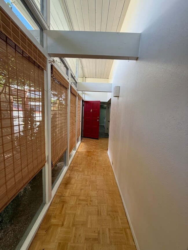 Building Photo - High Desert Retreat- 3 Bedrooms, 2 Bathroo...